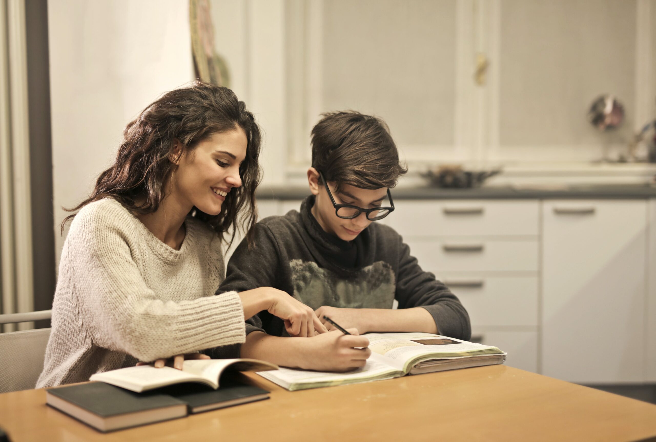 une mÃ¨re aidant son fils Ã  faire ses devoirs