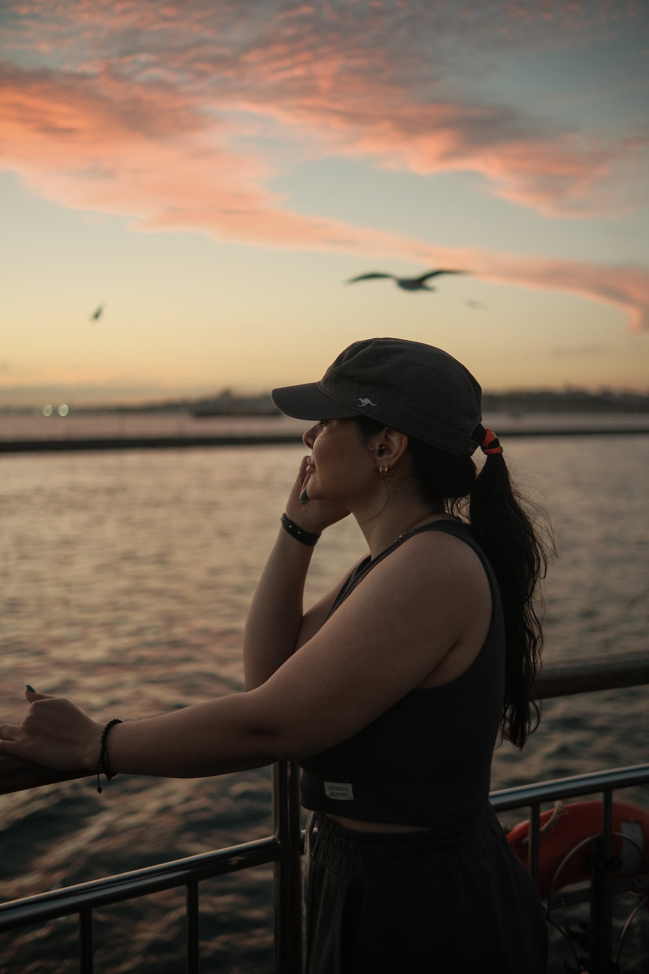 femme regardant le paysage